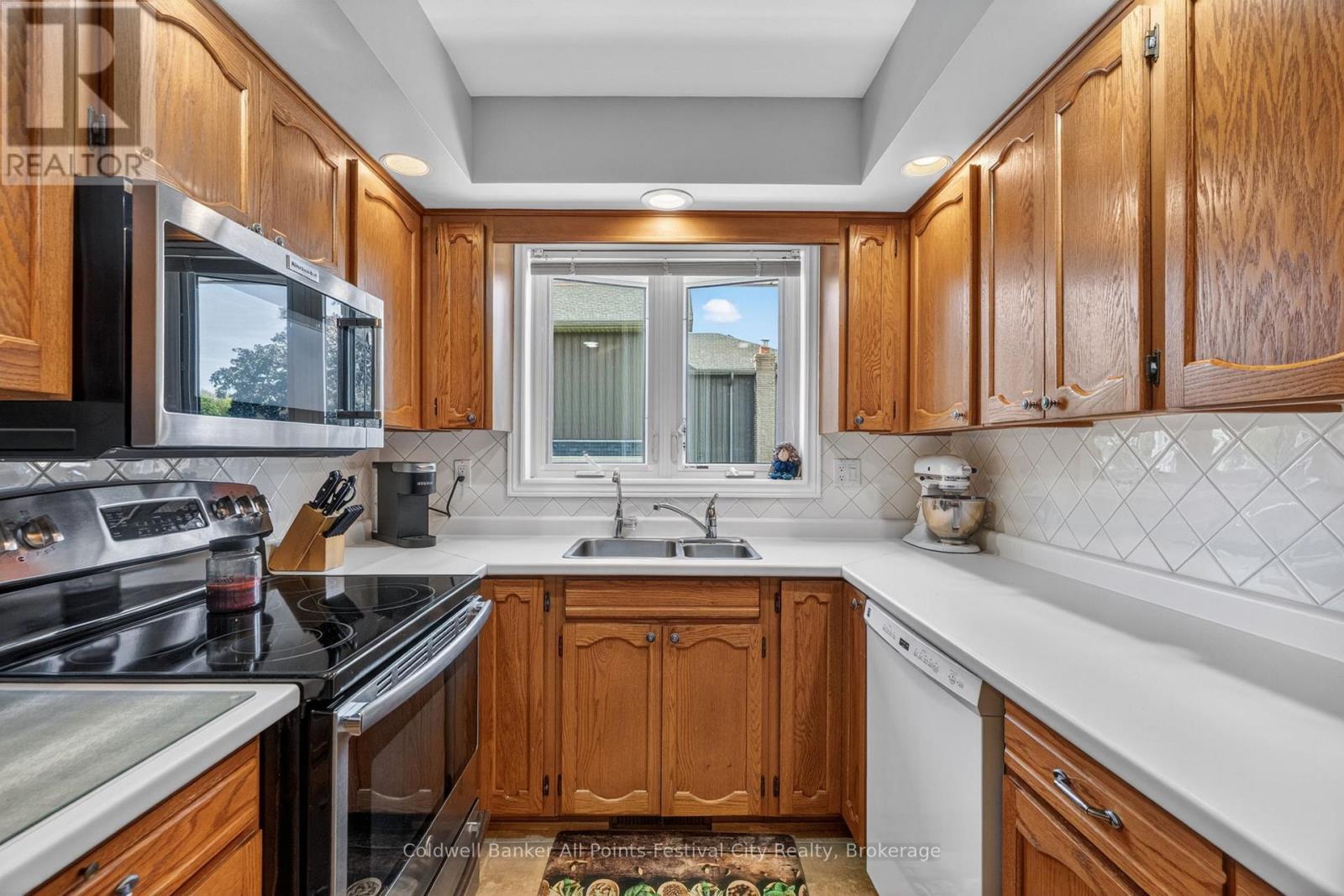 30 Mohawk Crescent, Central Huron (Clinton), ON - Indoor Photo Showing Kitchen