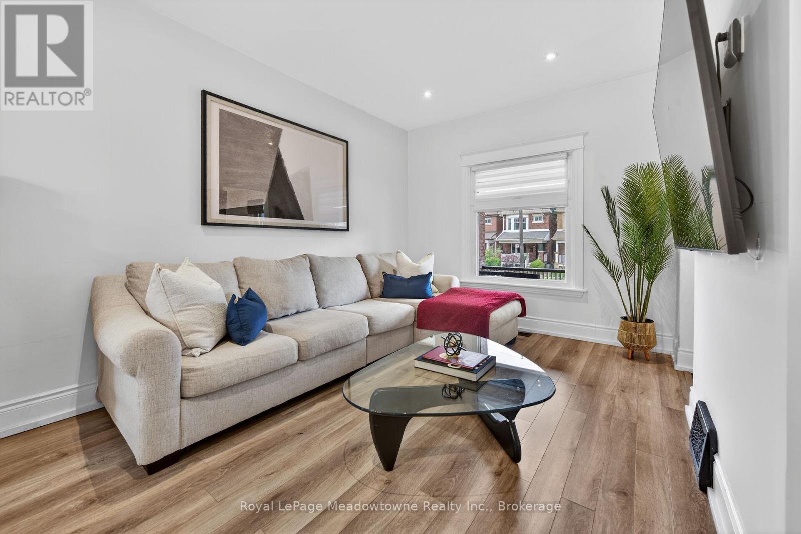 216 Maplewood Avenue, Hamilton (Blakeley), ON - Indoor Photo Showing Living Room