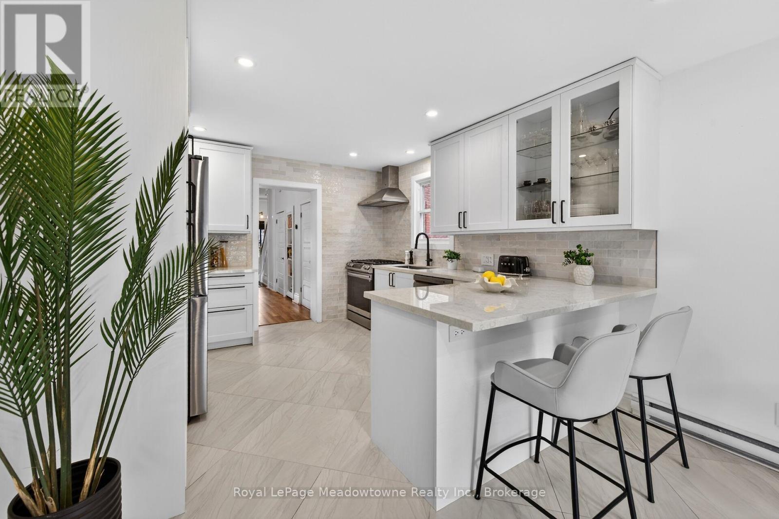 216 Maplewood Avenue, Hamilton (Blakeley), ON - Indoor Photo Showing Kitchen