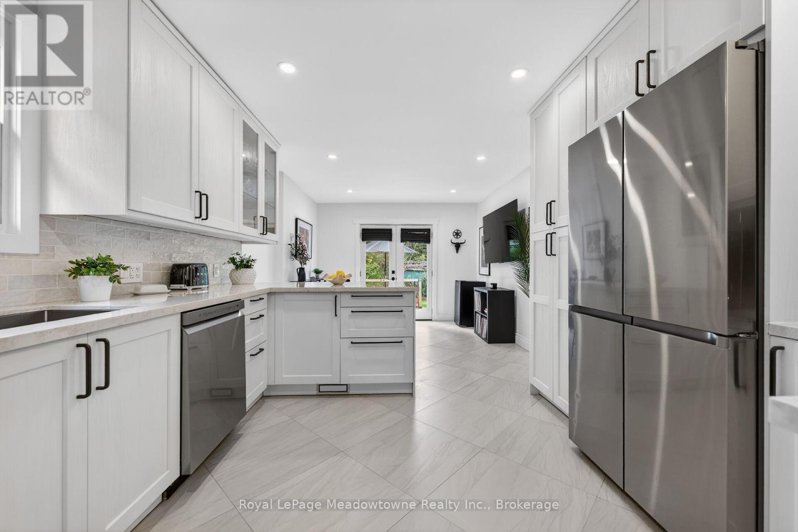216 Maplewood Avenue, Hamilton (Blakeley), ON - Indoor Photo Showing Kitchen With Upgraded Kitchen