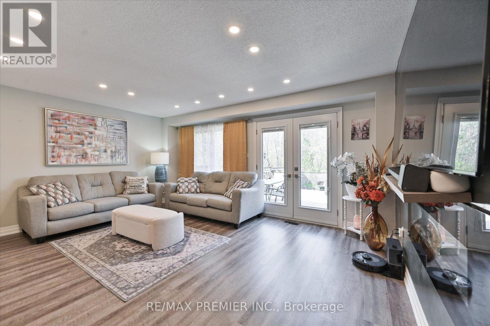 60 Tumbleweed Court, Vaughan, ON - Indoor Photo Showing Living Room