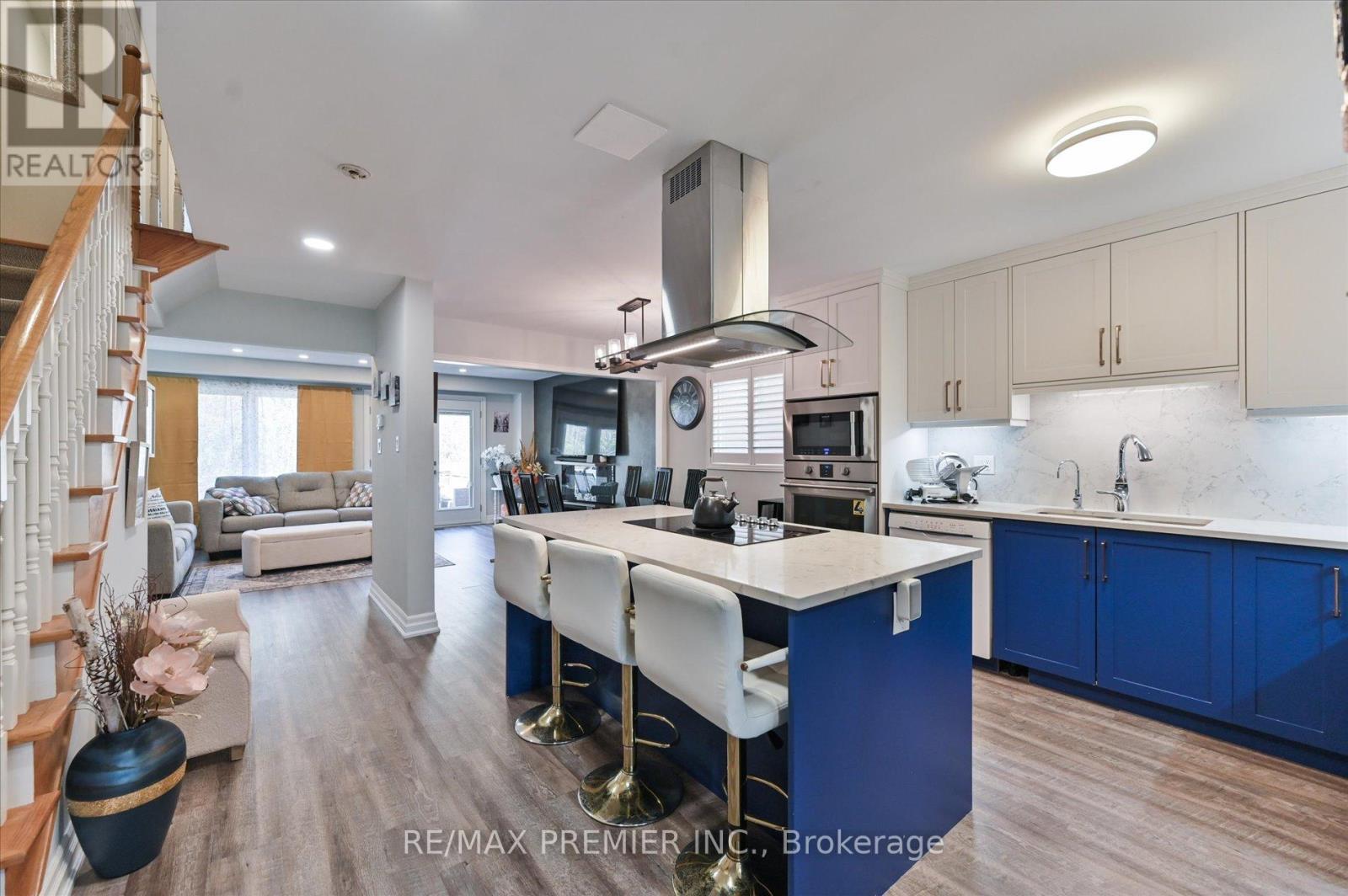 60 Tumbleweed Court, Vaughan, ON - Indoor Photo Showing Kitchen With Upgraded Kitchen