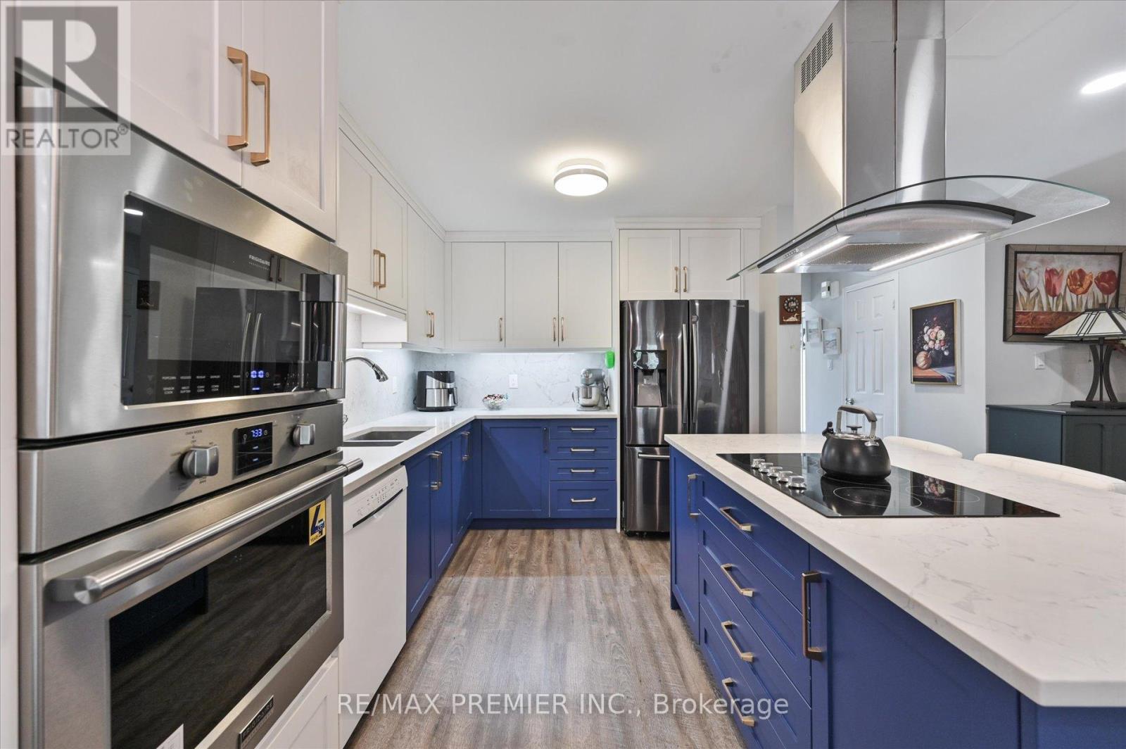 60 Tumbleweed Court, Vaughan, ON - Indoor Photo Showing Kitchen With Double Sink With Upgraded Kitchen