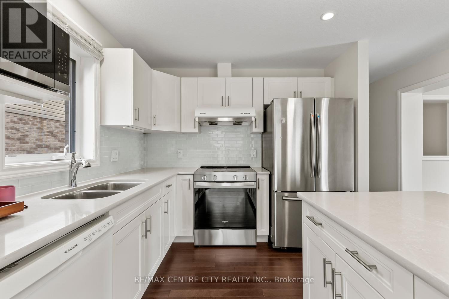 657 Tennent Avenue, London North (North H), ON - Indoor Photo Showing Kitchen With Double Sink With Upgraded Kitchen