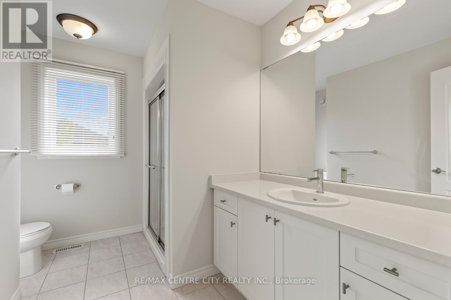 657 Tennent Avenue, London North (North H), ON - Indoor Photo Showing Bathroom