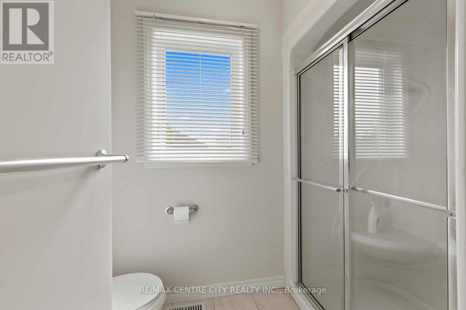 657 Tennent Avenue, London North (North H), ON - Indoor Photo Showing Bathroom