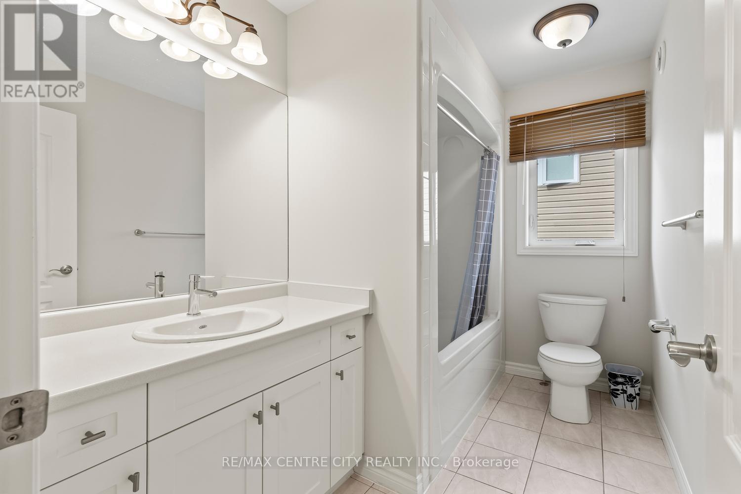 657 Tennent Avenue, London North (North H), ON - Indoor Photo Showing Bathroom