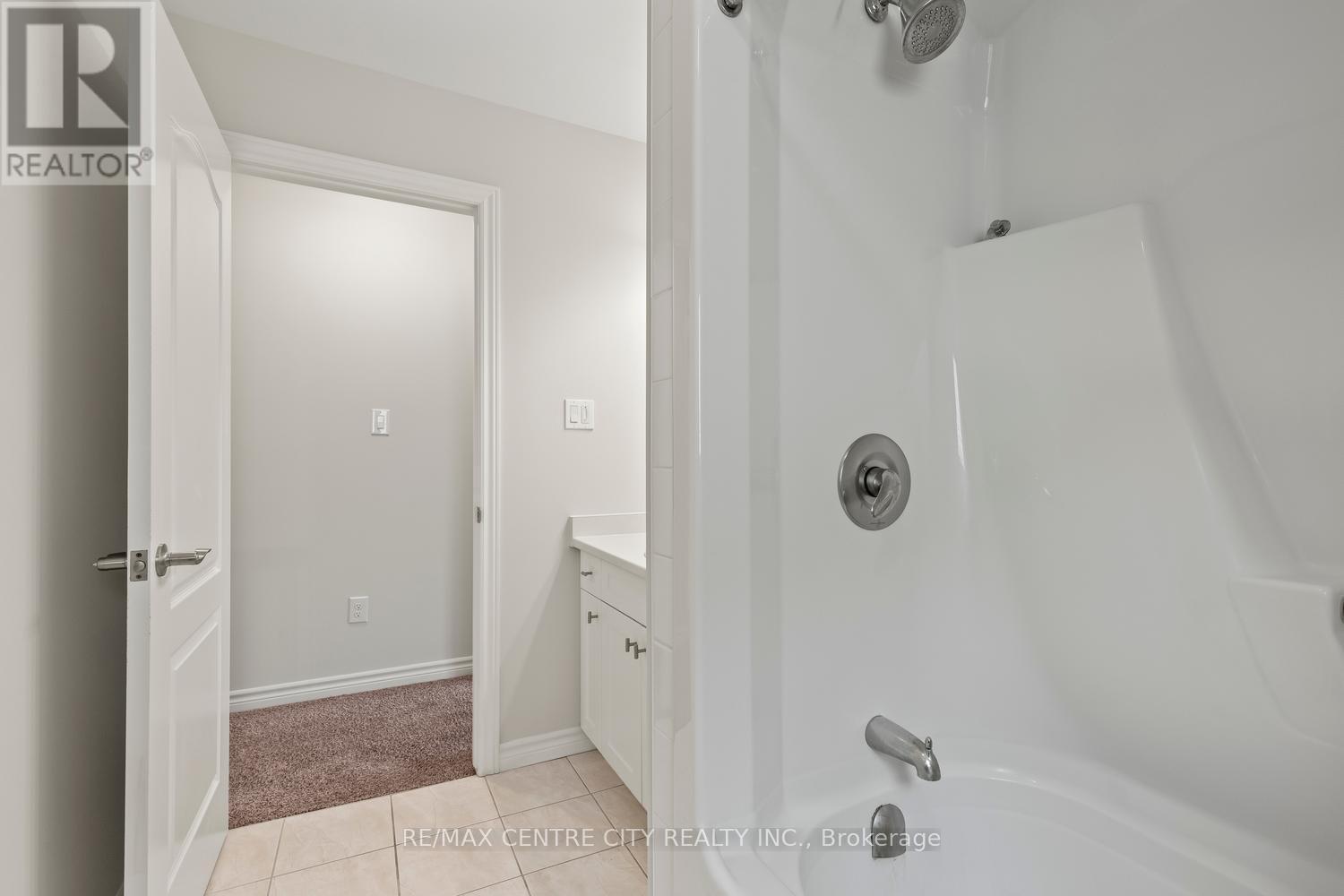 657 Tennent Avenue, London North (North H), ON - Indoor Photo Showing Bathroom