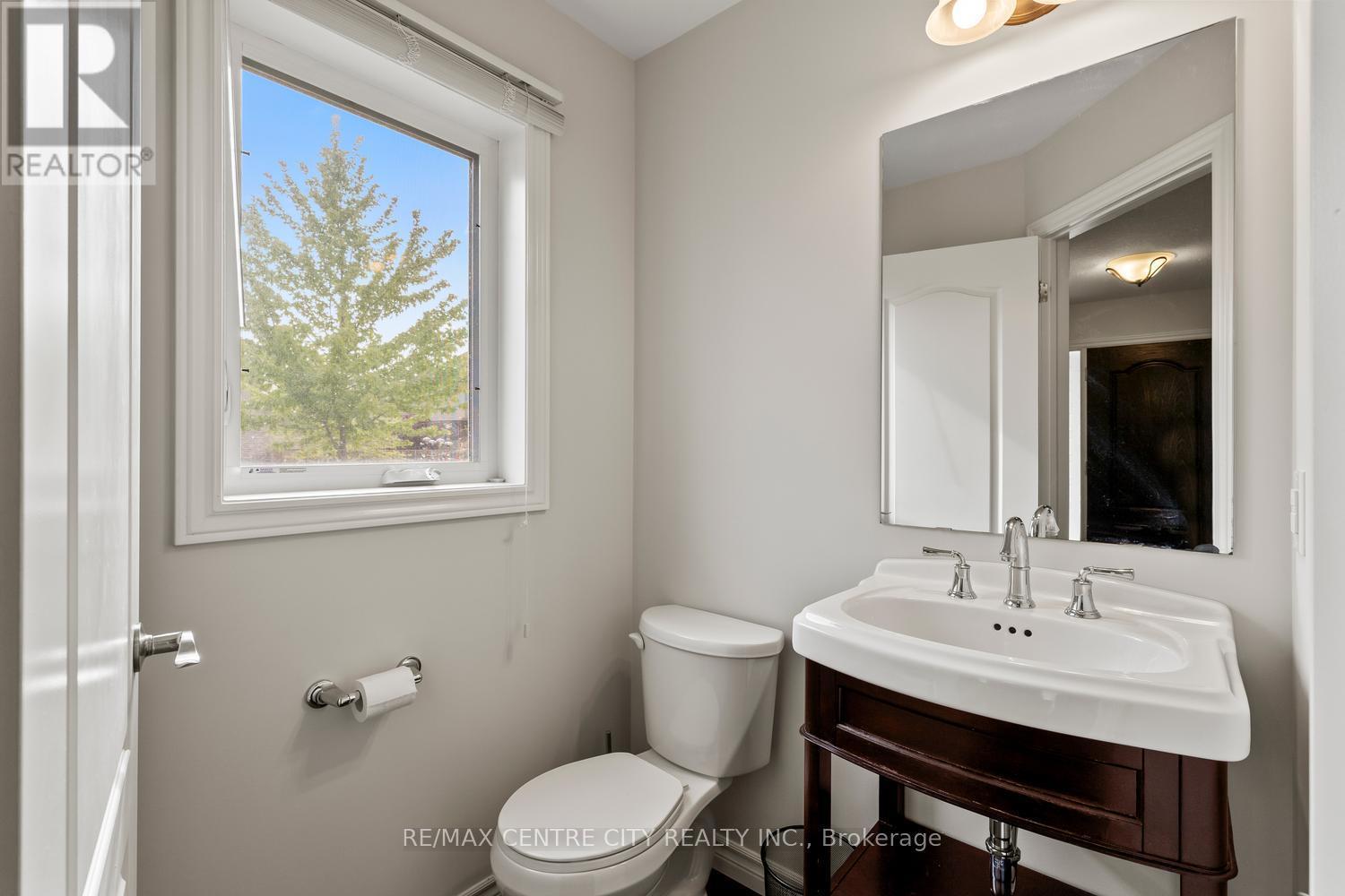 657 Tennent Avenue, London North (North H), ON - Indoor Photo Showing Bathroom