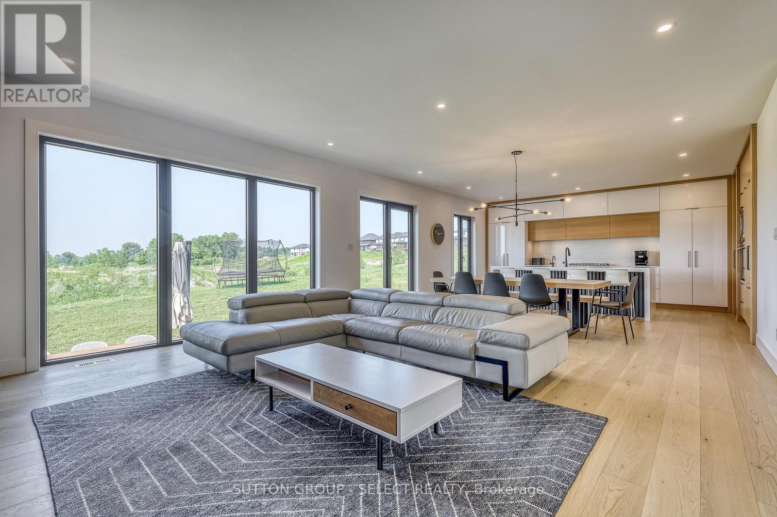 61 Crestview Drive, Middlesex Centre, ON - Indoor Photo Showing Living Room