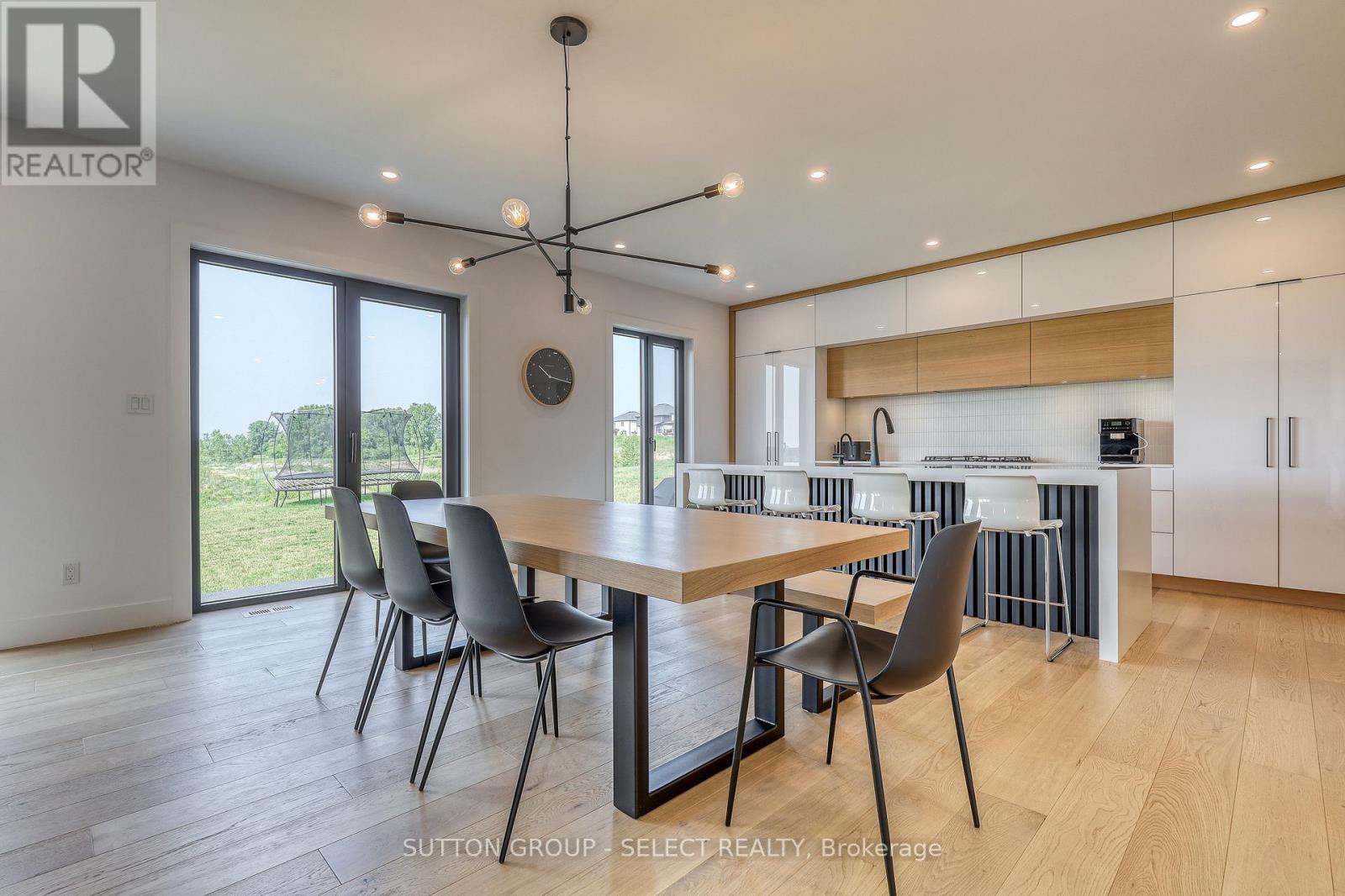 61 Crestview Drive, Middlesex Centre, ON - Indoor Photo Showing Dining Room