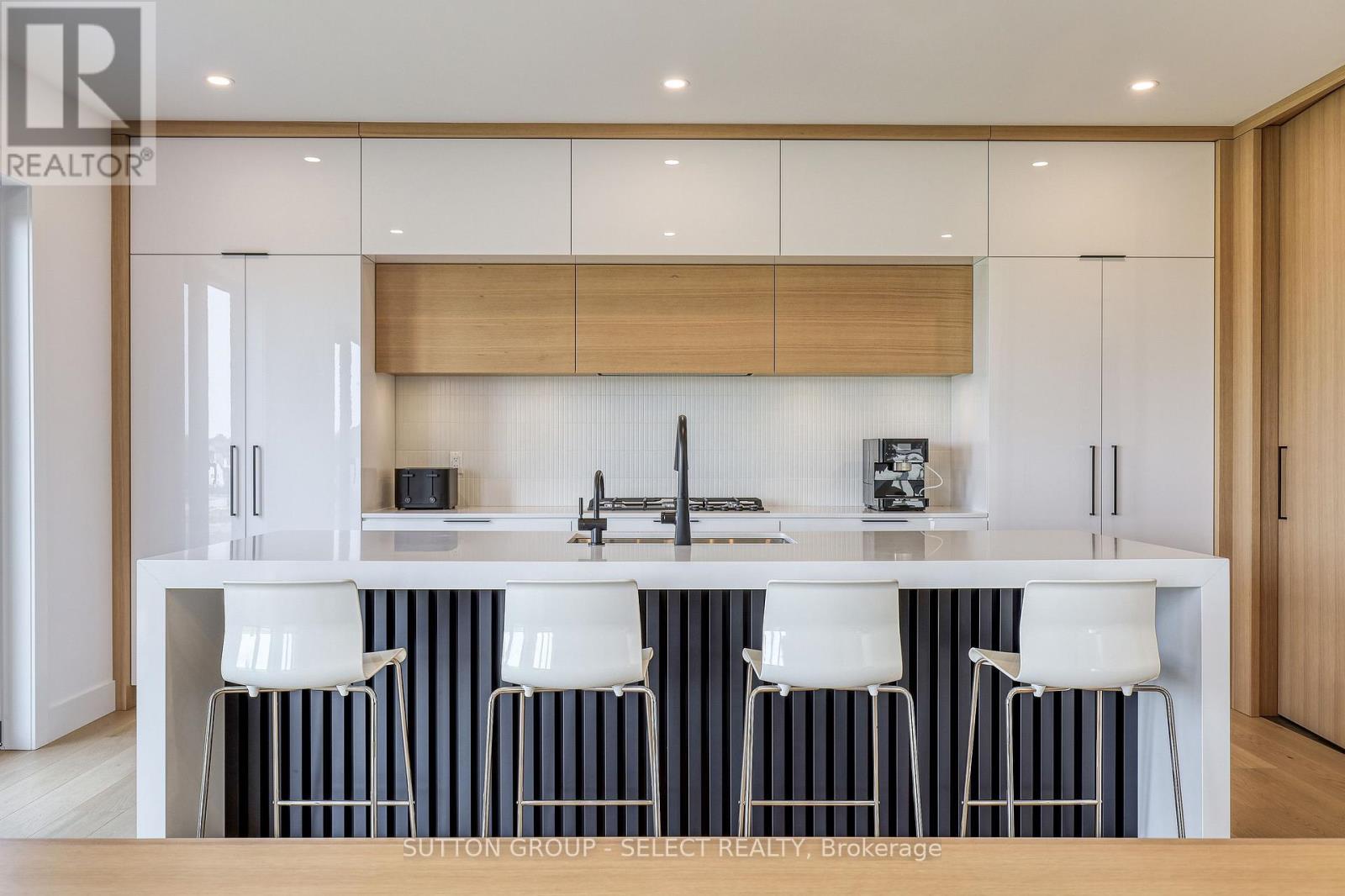 61 Crestview Drive, Middlesex Centre, ON - Indoor Photo Showing Kitchen With Upgraded Kitchen