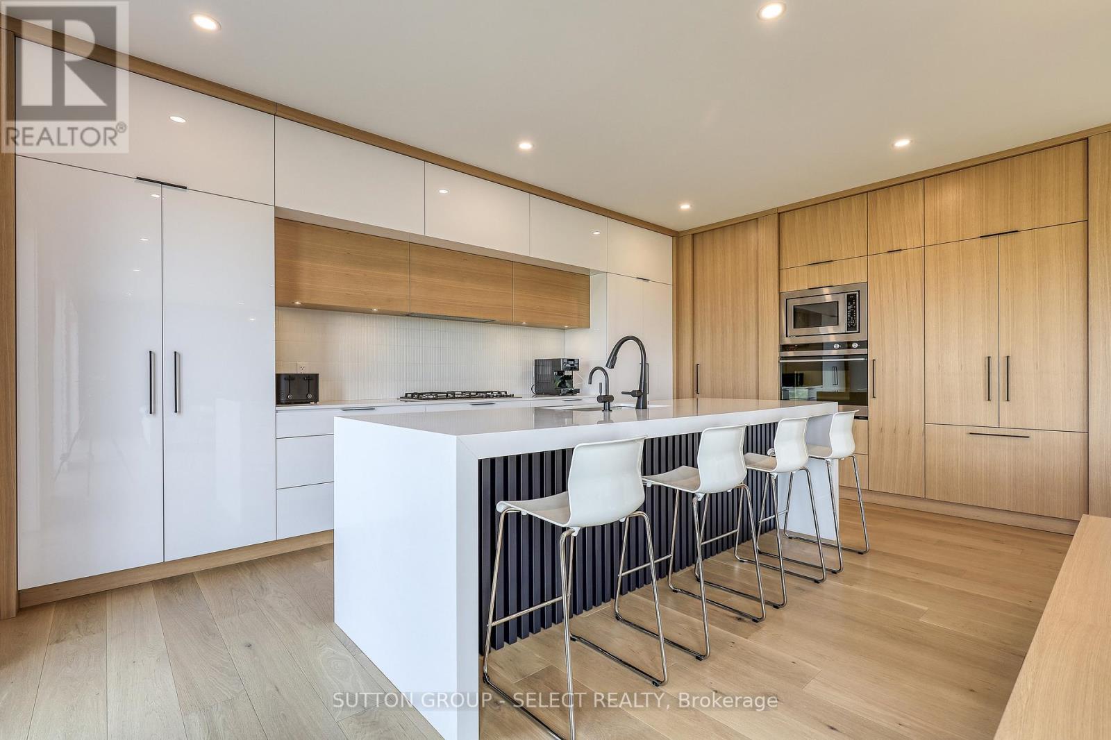 61 Crestview Drive, Middlesex Centre, ON - Indoor Photo Showing Kitchen With Upgraded Kitchen