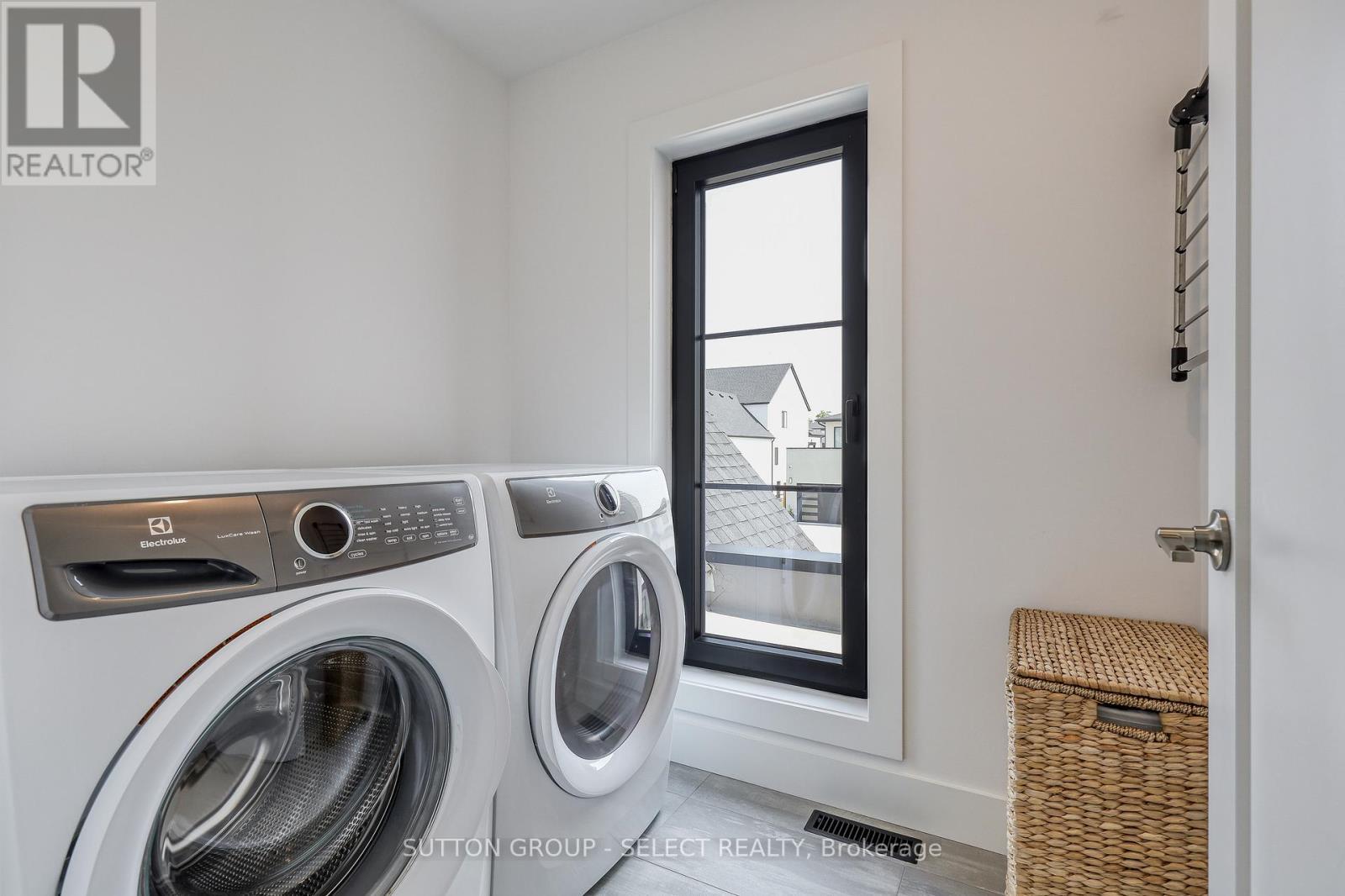 61 Crestview Drive, Middlesex Centre, ON - Indoor Photo Showing Laundry Room
