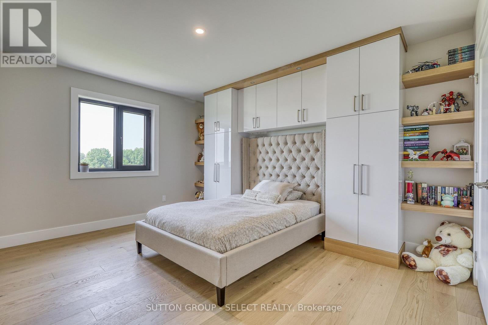 61 Crestview Drive, Middlesex Centre, ON - Indoor Photo Showing Bedroom