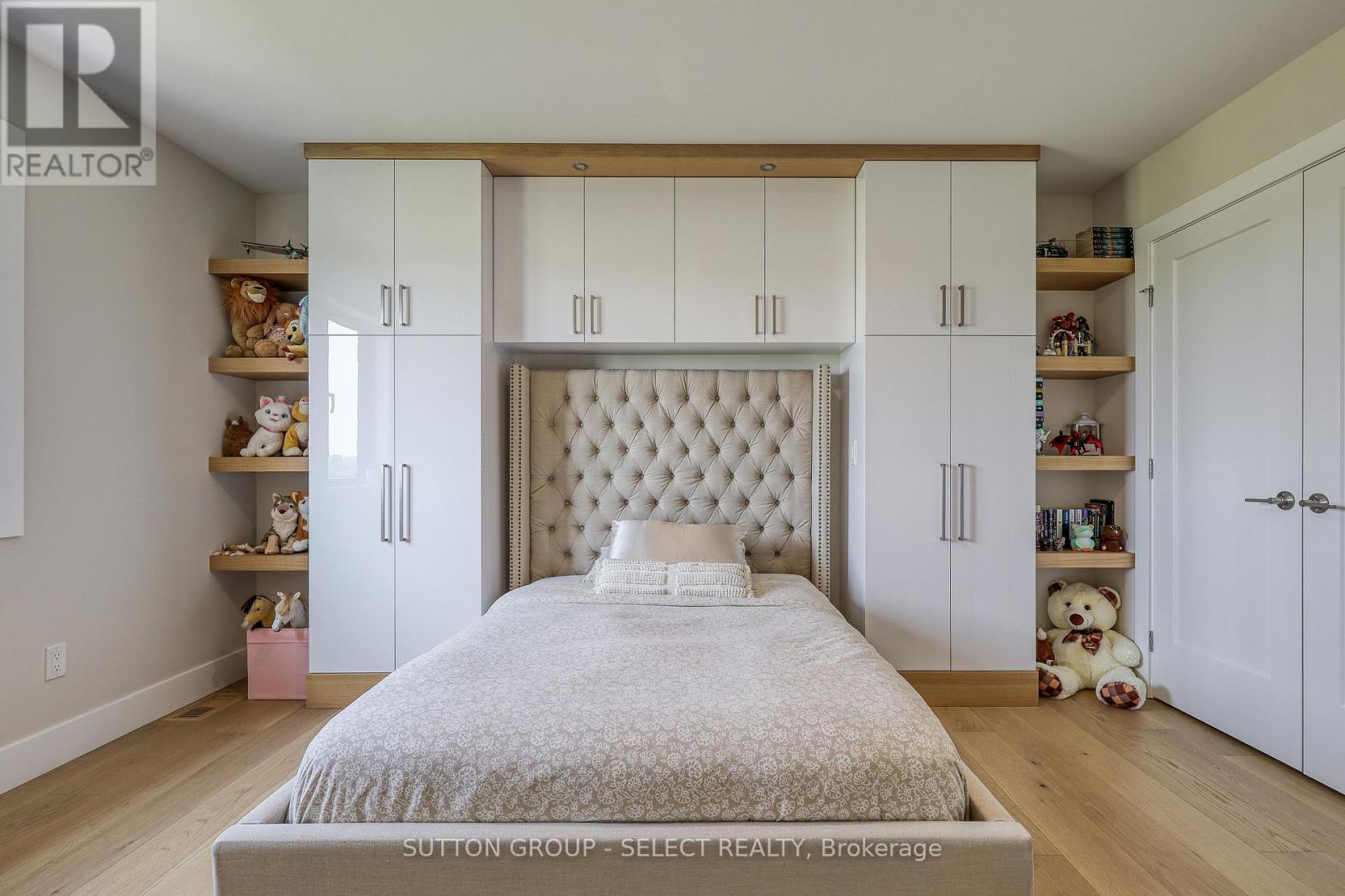 61 Crestview Drive, Middlesex Centre, ON - Indoor Photo Showing Bedroom