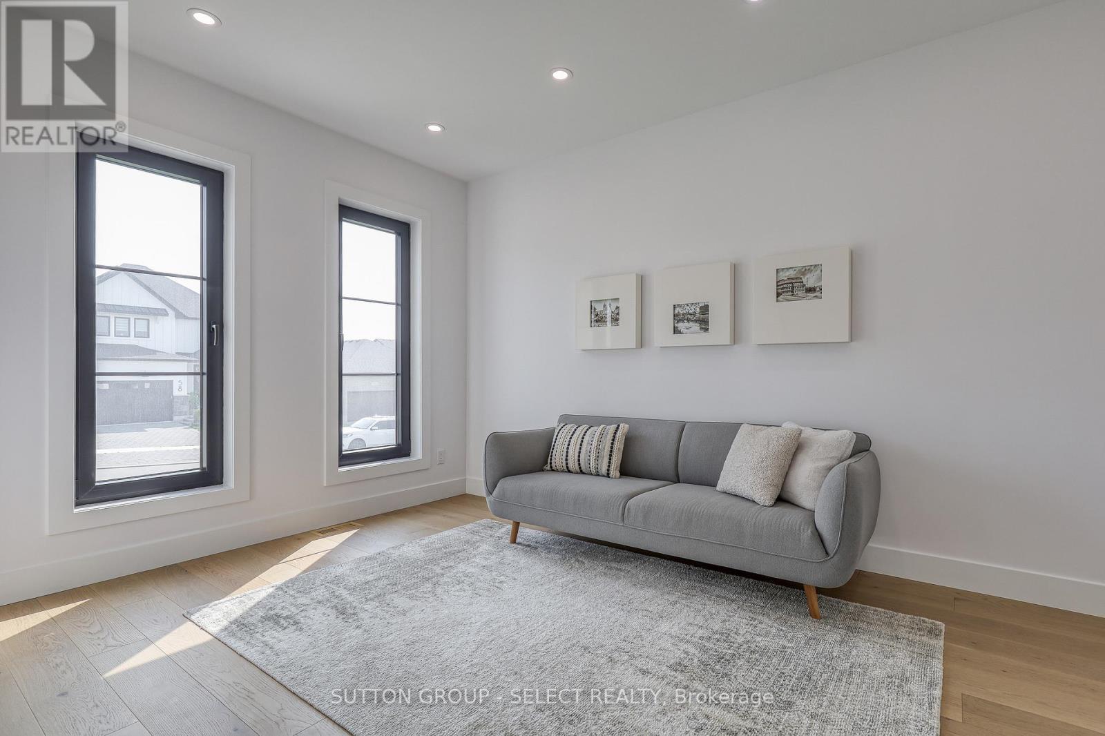 61 Crestview Drive, Middlesex Centre, ON - Indoor Photo Showing Living Room