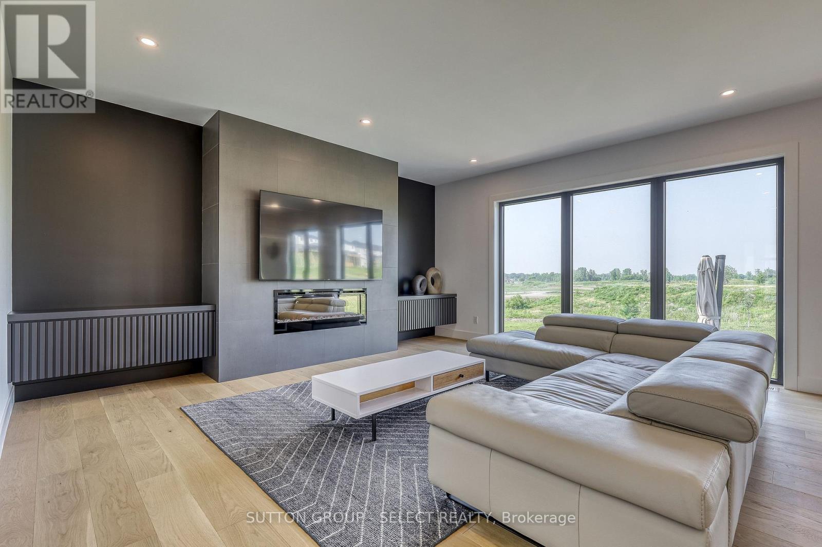 61 Crestview Drive, Middlesex Centre, ON - Indoor Photo Showing Living Room