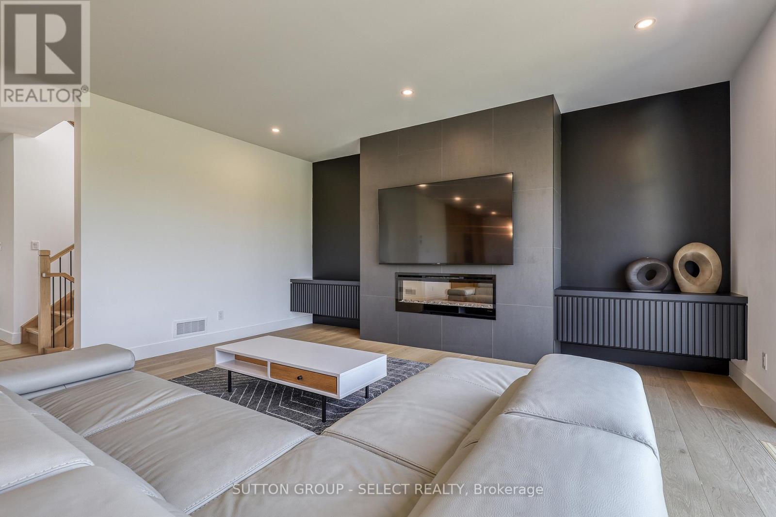 61 Crestview Drive, Middlesex Centre, ON - Indoor Photo Showing Living Room With Fireplace