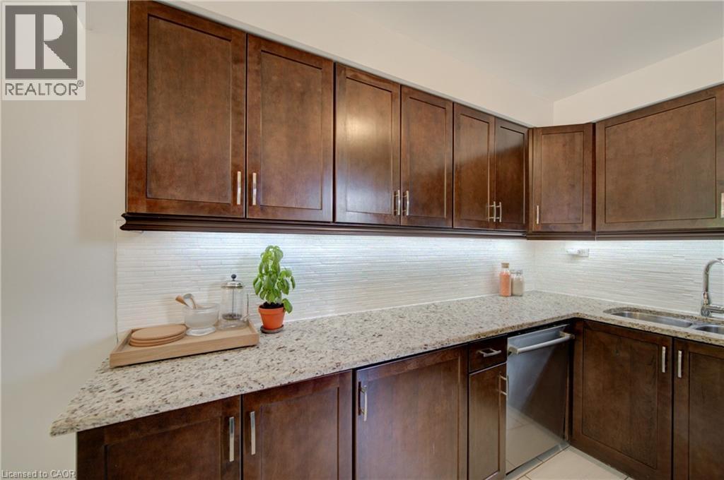 375 Holiday Inn Drive Unit# 9, Cambridge, ON - Indoor Photo Showing Kitchen