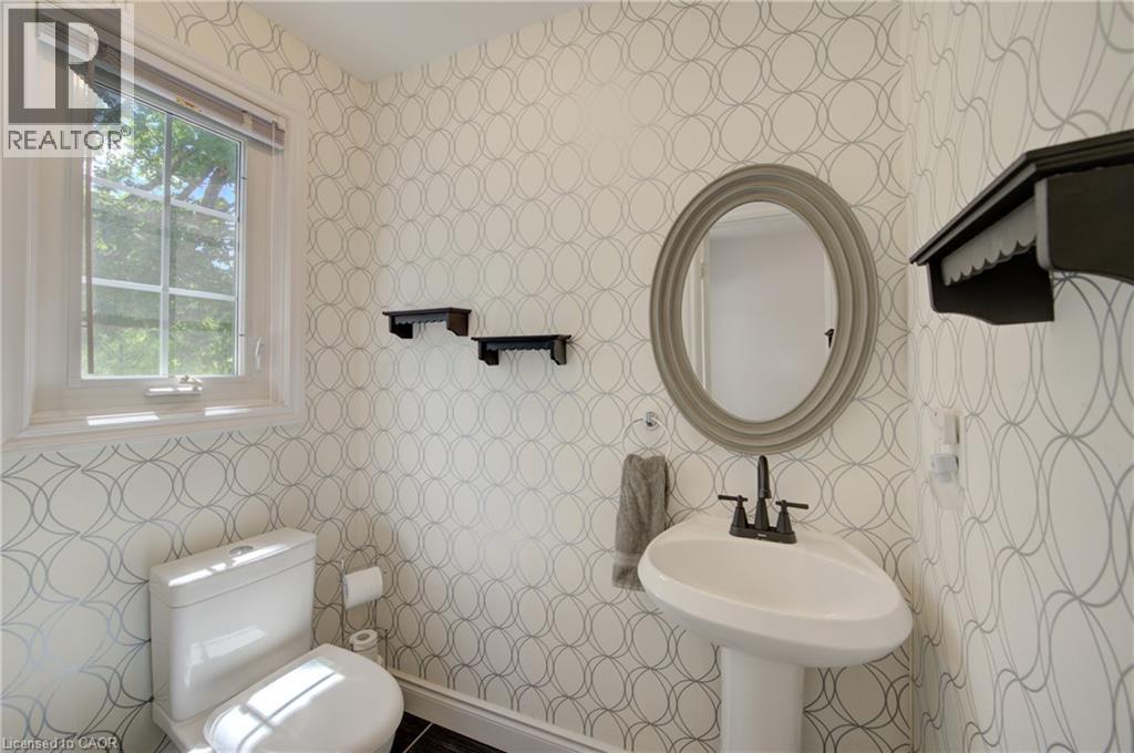 Powder room - 375 Holiday Inn Drive Unit# 9, Cambridge, ON - Indoor Photo Showing Bathroom