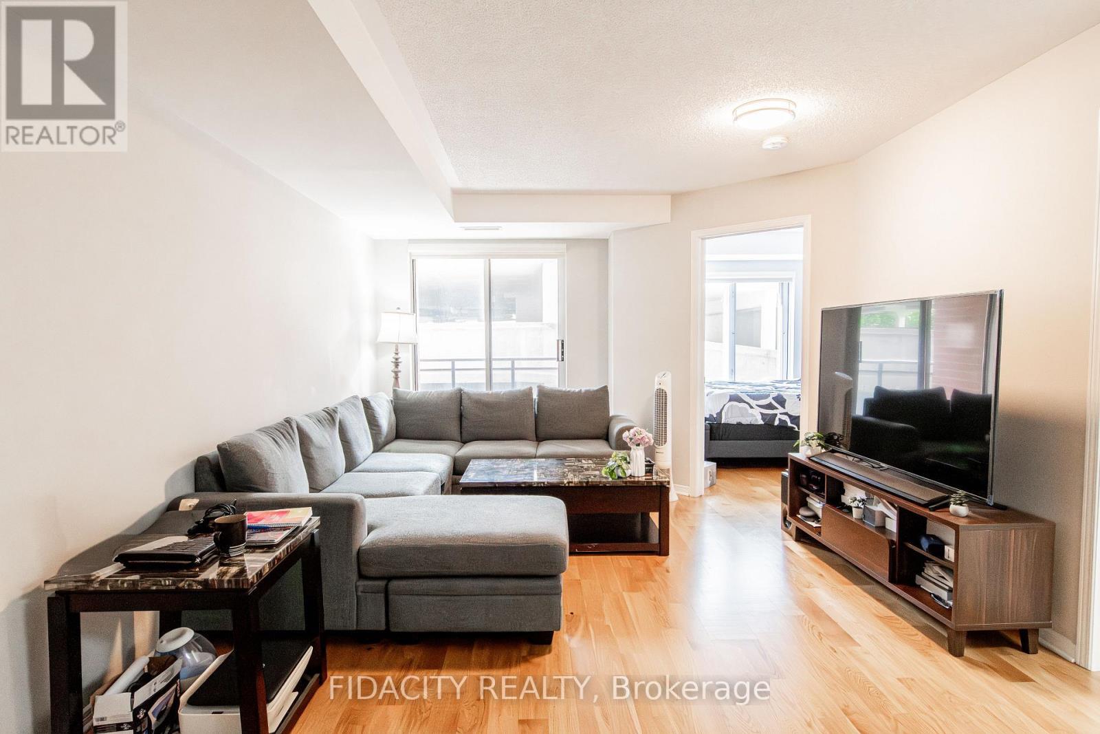 2E - 310 Central Park Drive, Ottawa, ON - Indoor Photo Showing Living Room