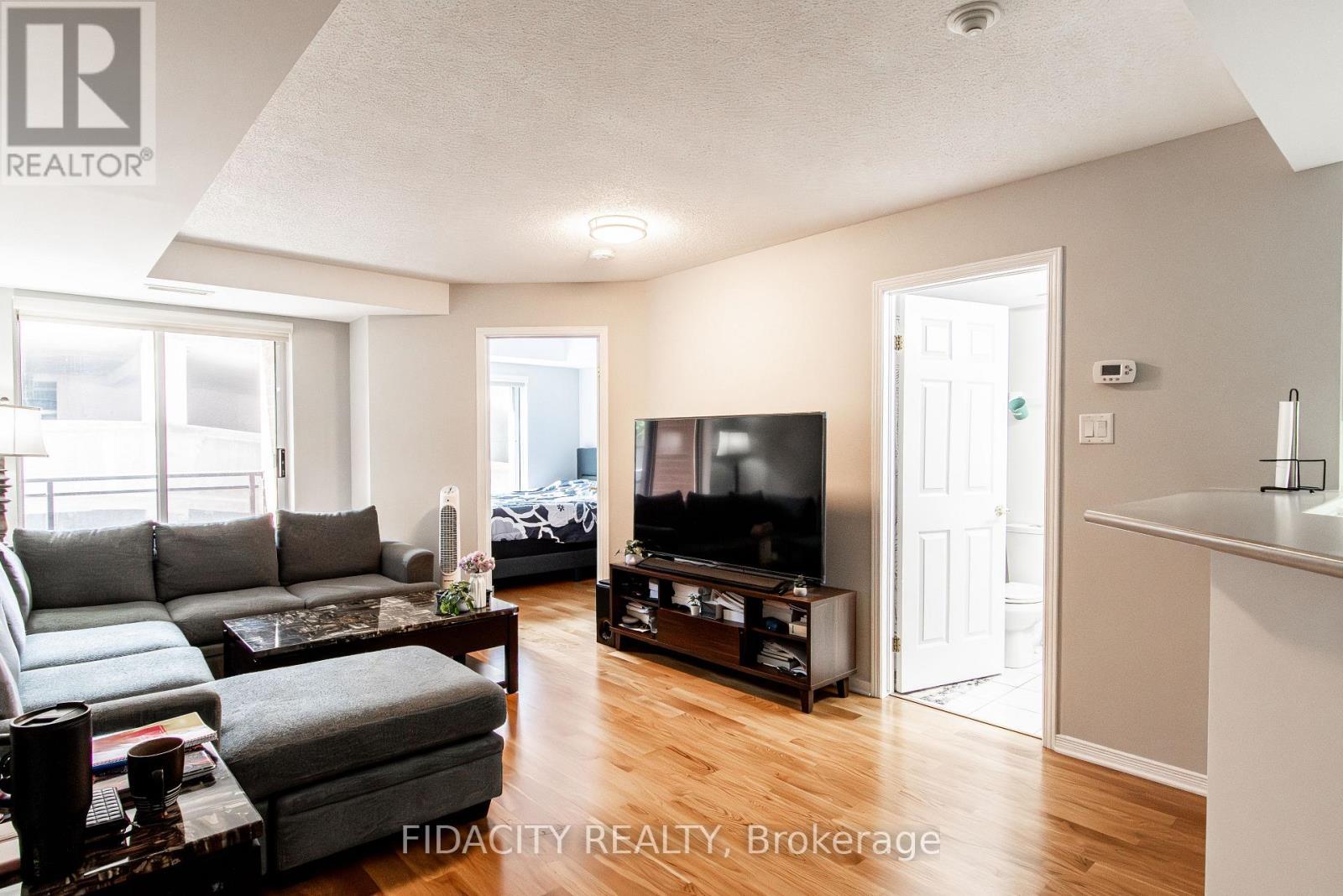 2E - 310 Central Park Drive, Ottawa, ON - Indoor Photo Showing Living Room