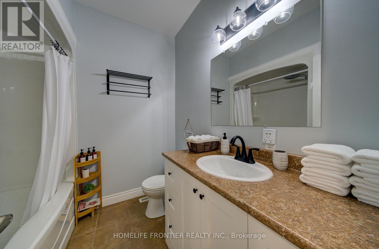 42 Forest Circle, Tiny, ON - Indoor Photo Showing Bathroom