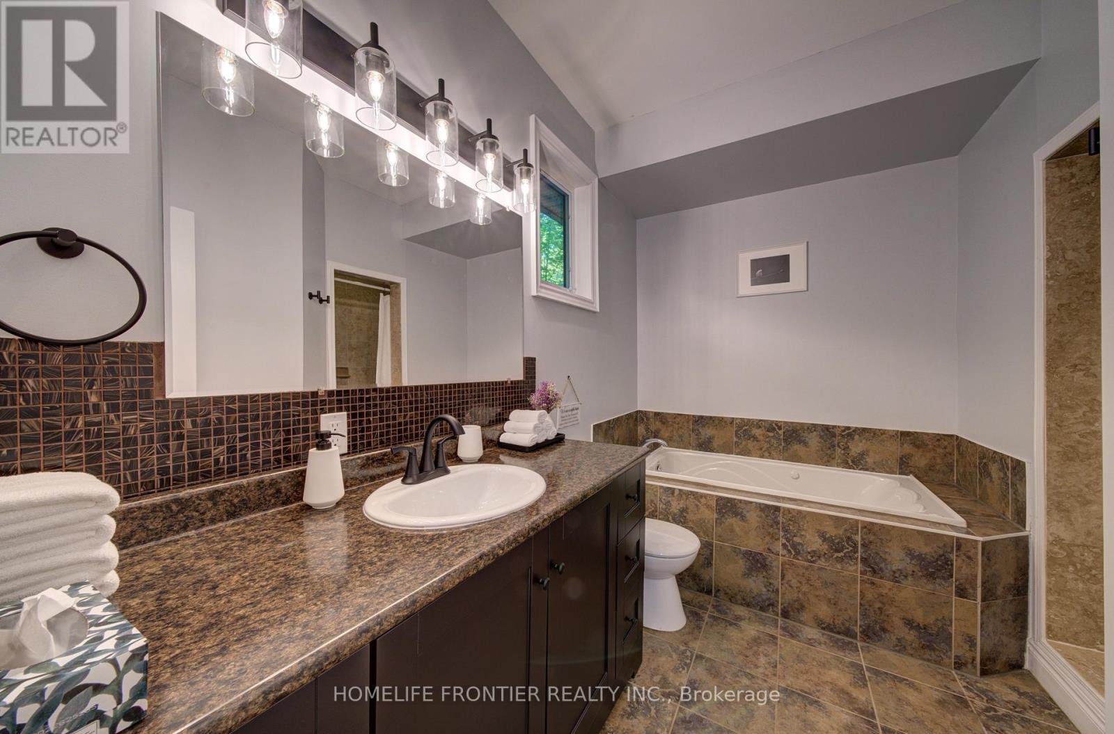 42 Forest Circle, Tiny, ON - Indoor Photo Showing Bathroom