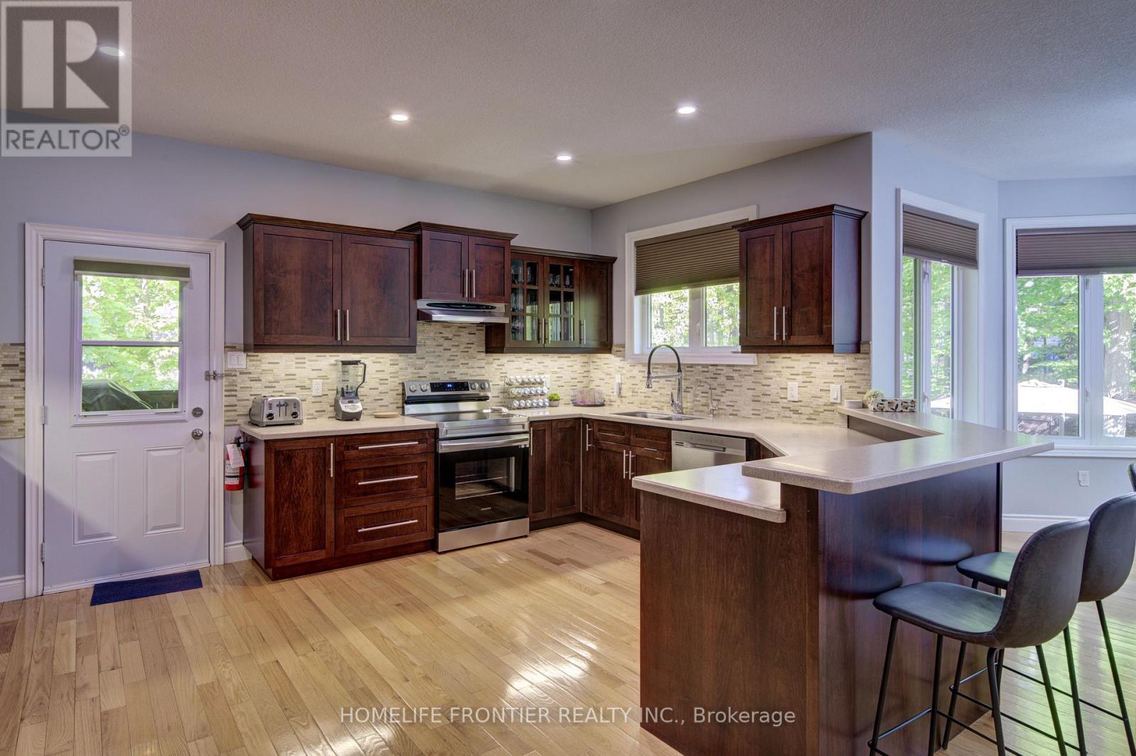 42 Forest Circle, Tiny, ON - Indoor Photo Showing Kitchen With Upgraded Kitchen