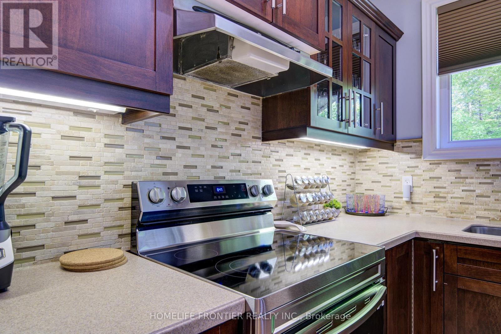 42 Forest Circle, Tiny, ON - Indoor Photo Showing Kitchen With Upgraded Kitchen