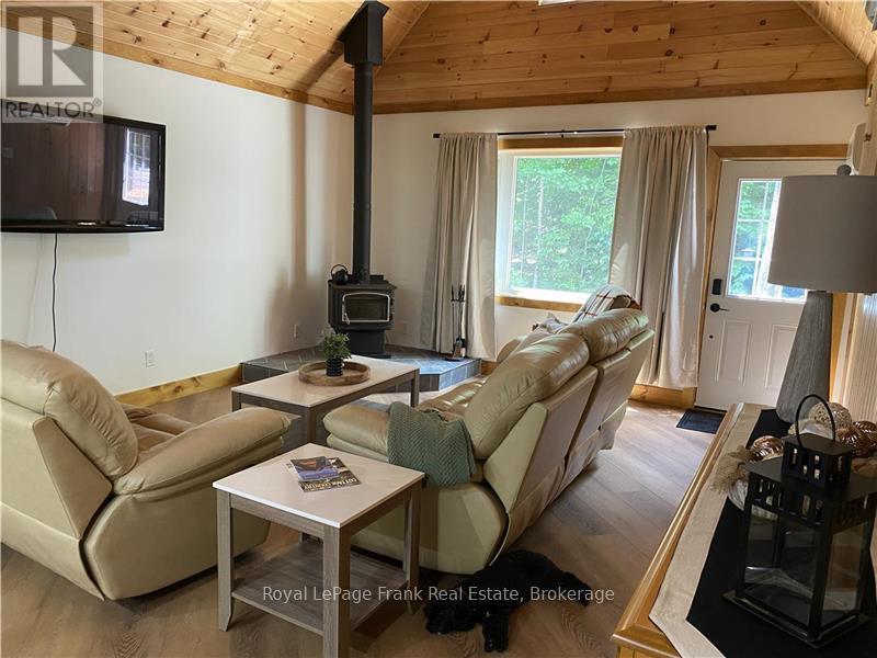 595 Old Diamond Lake Road, Hastings Highlands (Herschel Ward), ON - Indoor Photo Showing Living Room