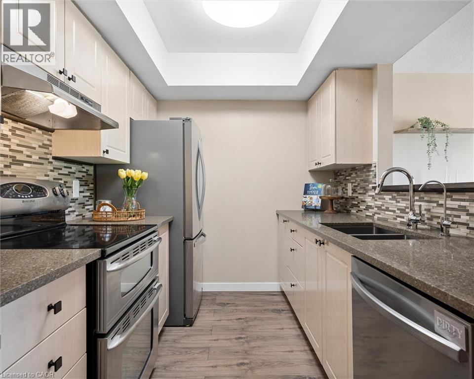 15 Gregg Court Unit# 5, Kitchener, ON - Indoor Photo Showing Kitchen With Stainless Steel Kitchen With Double Sink With Upgraded Kitchen