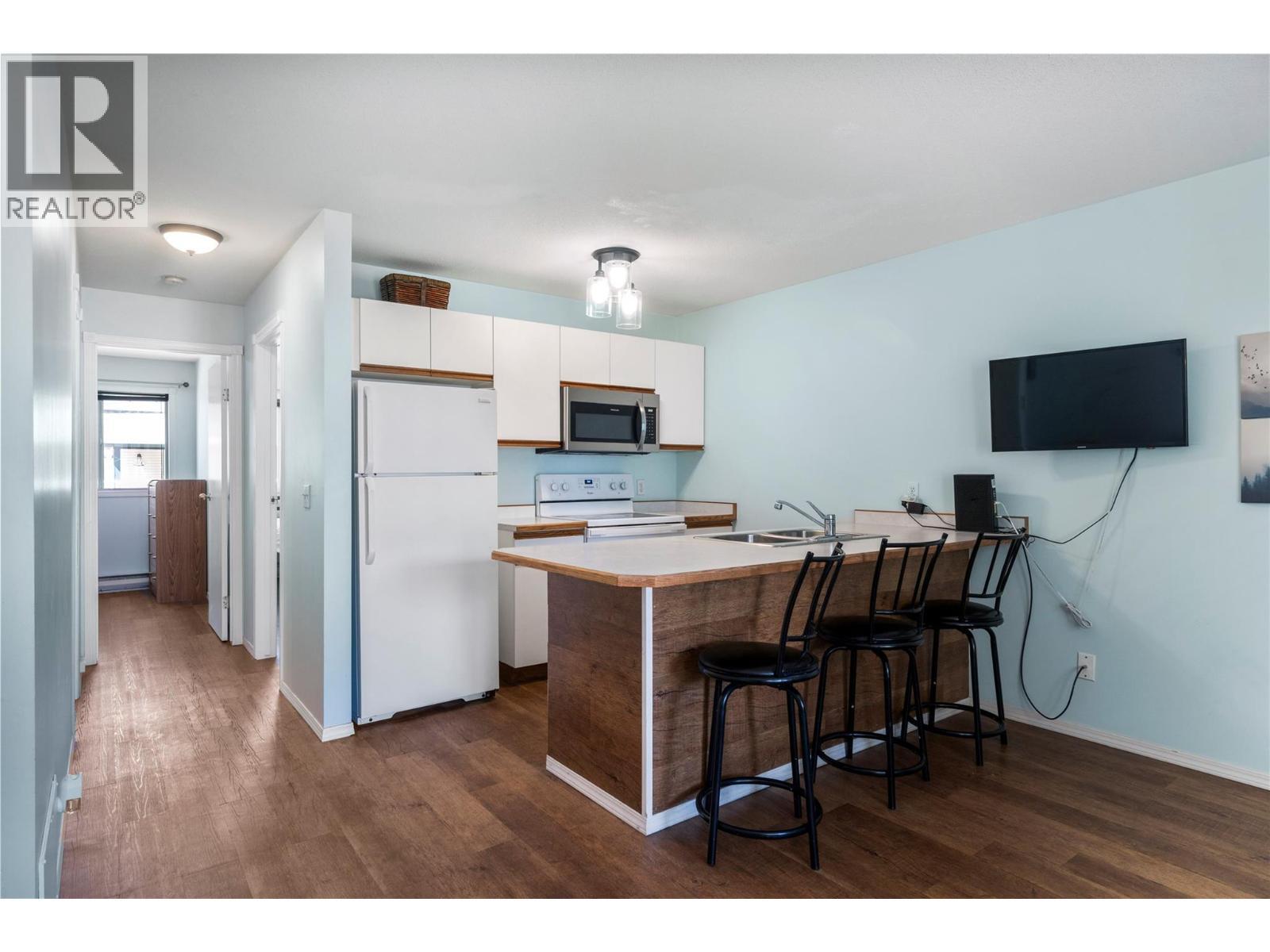 213 White Pine Crescent Unit# 243, Sicamous, BC - Indoor Photo Showing Kitchen