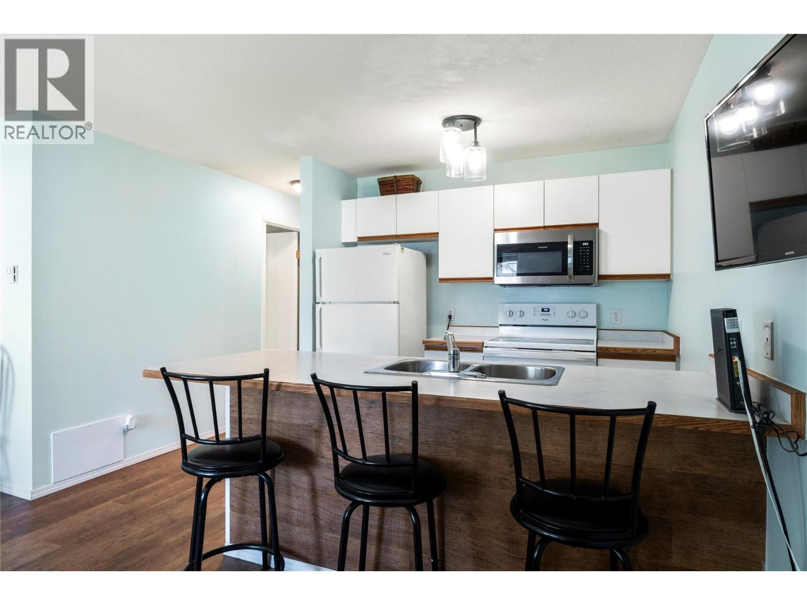 213 White Pine Crescent Unit# 243, Sicamous, BC - Indoor Photo Showing Kitchen