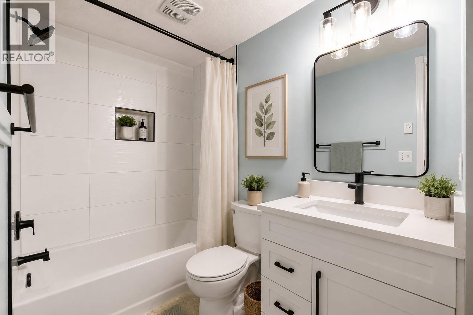 213 White Pine Crescent Unit# 243, Sicamous, BC - Indoor Photo Showing Bathroom