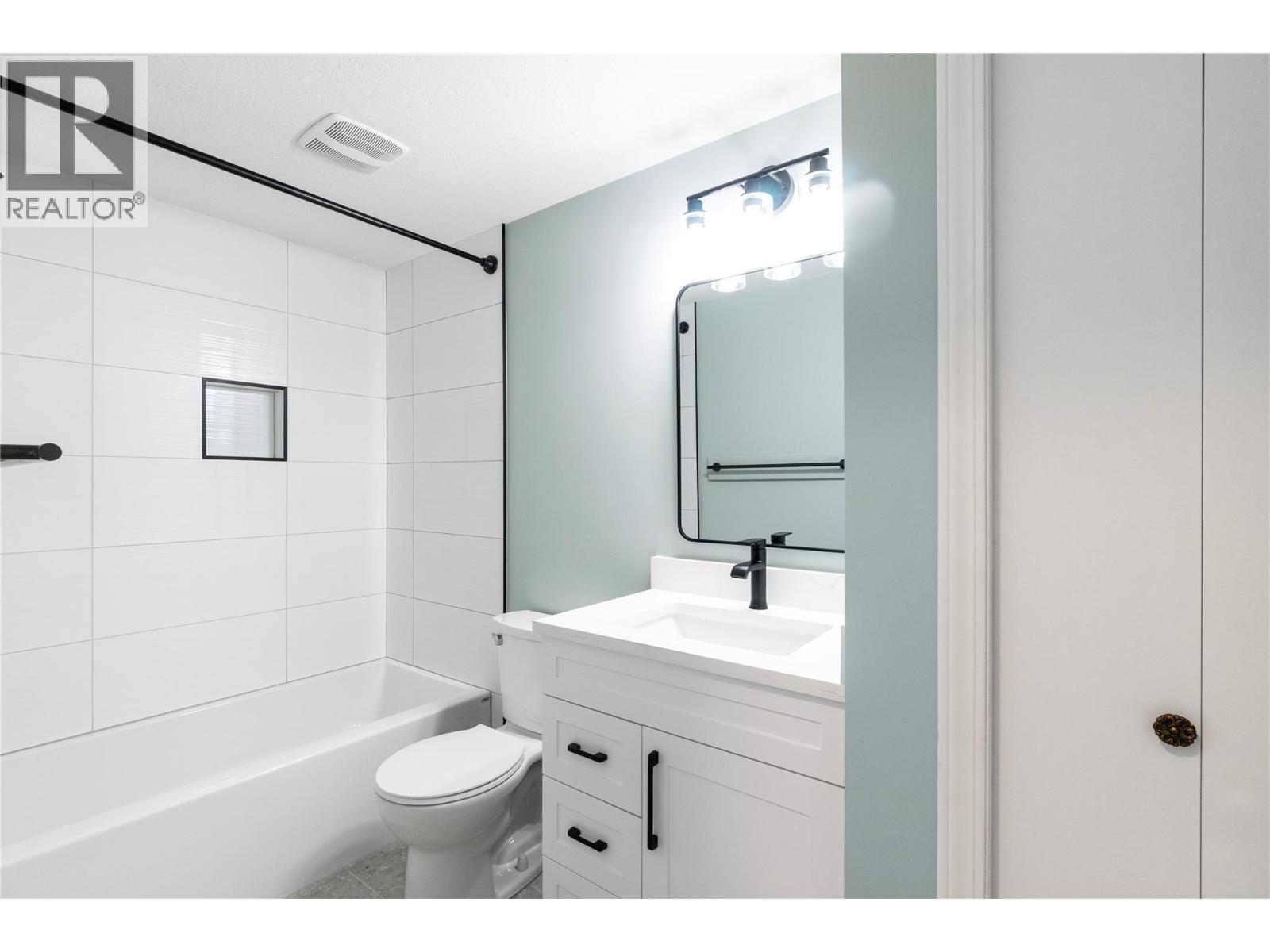 213 White Pine Crescent Unit# 243, Sicamous, BC - Indoor Photo Showing Bathroom