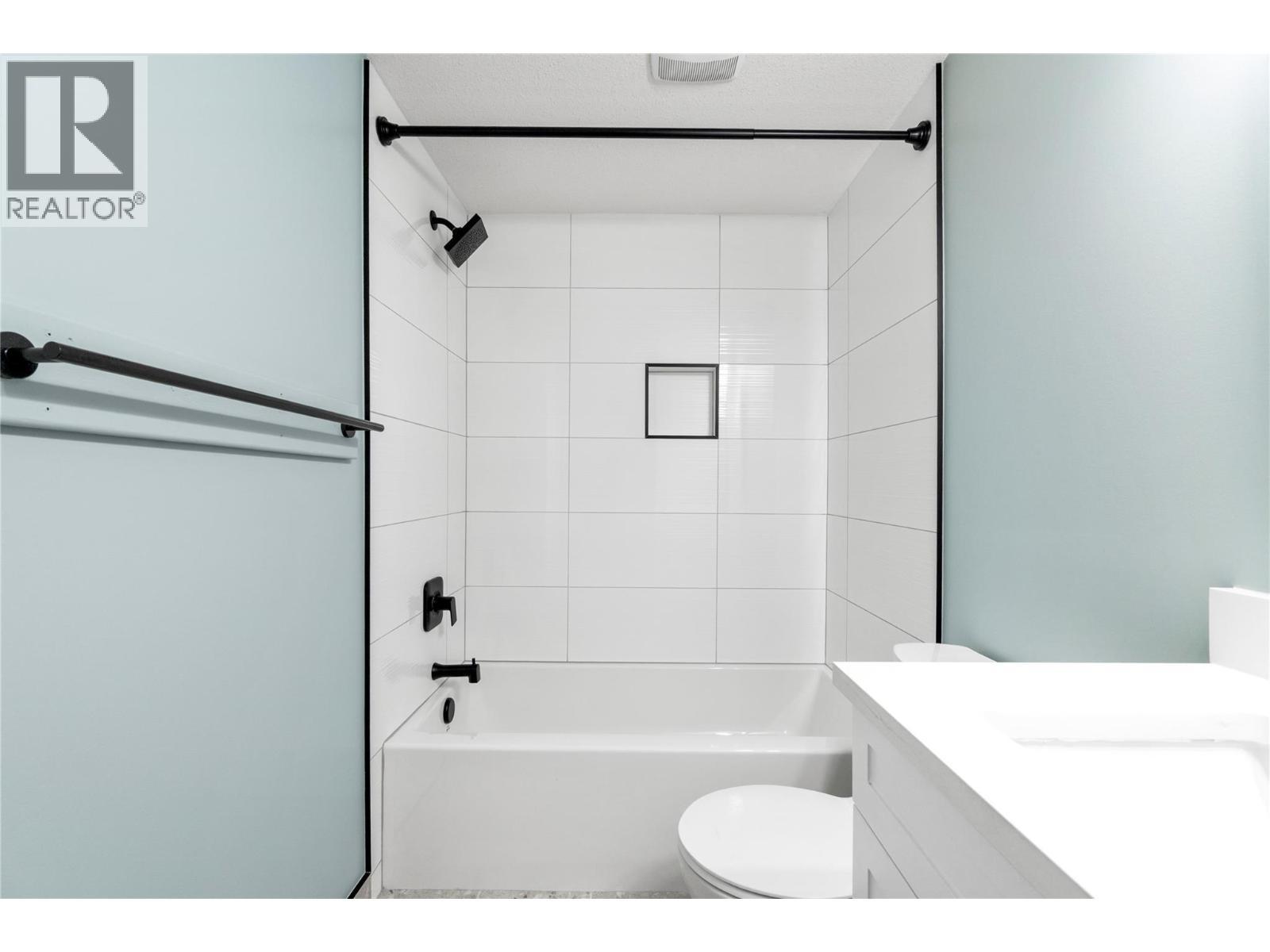 213 White Pine Crescent Unit# 243, Sicamous, BC - Indoor Photo Showing Bathroom