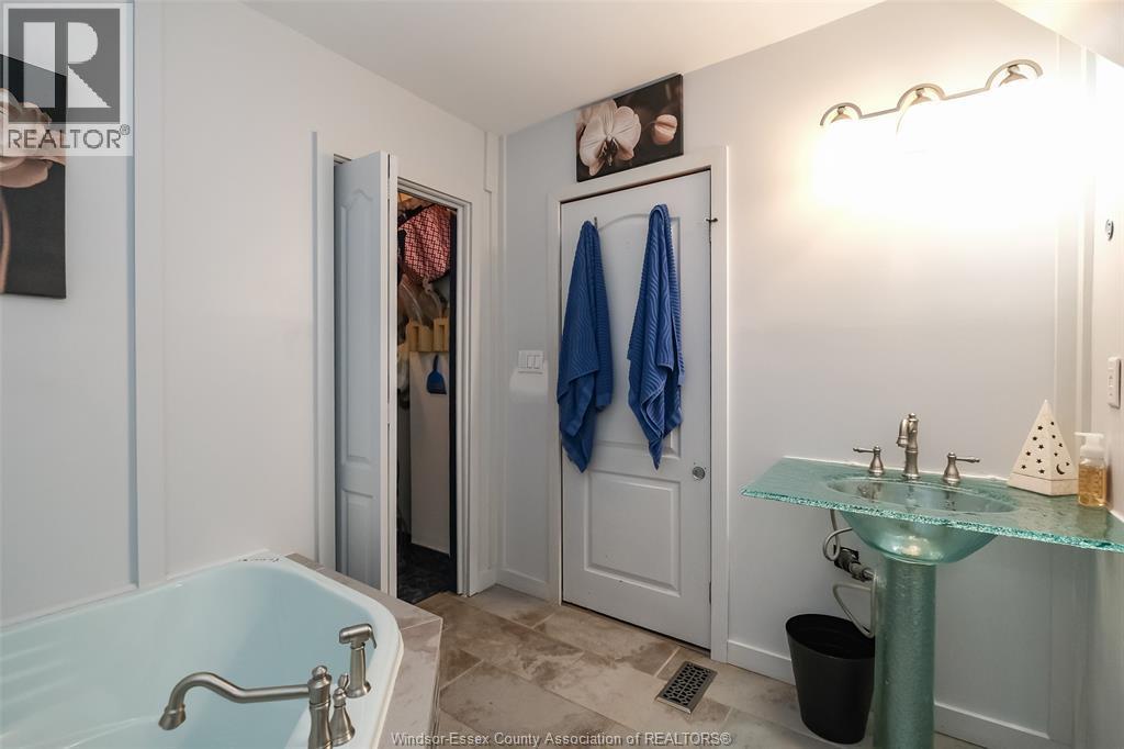 458 John M, Windsor, ON - Indoor Photo Showing Bathroom