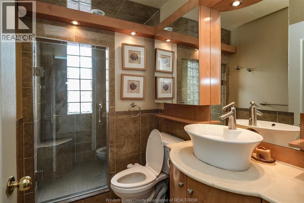 458 John M, Windsor, ON - Indoor Photo Showing Bathroom