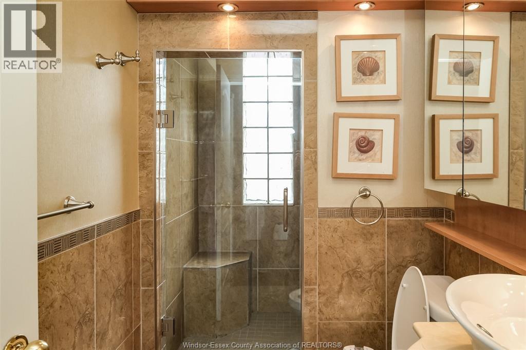 458 John M, Windsor, ON - Indoor Photo Showing Bathroom