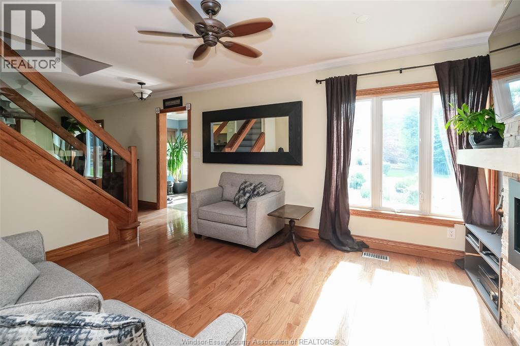 458 John M, Windsor, ON - Indoor Photo Showing Living Room