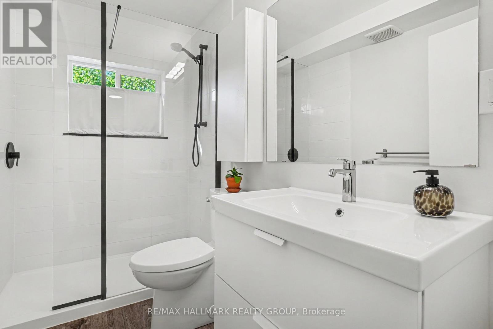 371 Sunnyside Avenue, Ottawa, ON - Indoor Photo Showing Bathroom