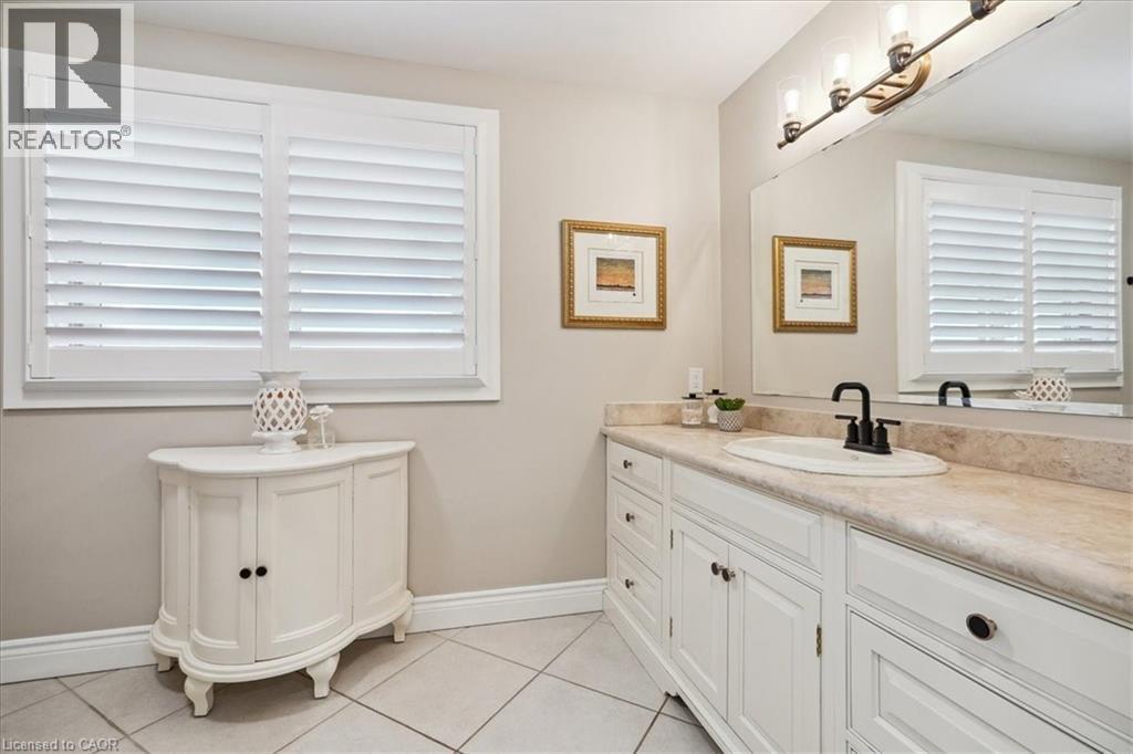 10 Azalea Court, Stoney Creek, ON