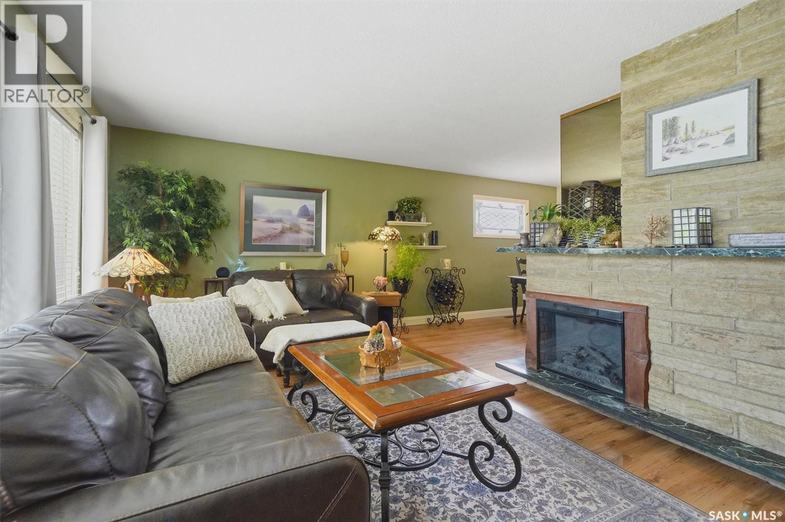 914 Trotter Crescent, Saskatoon, SK - Indoor Photo Showing Living Room With Fireplace