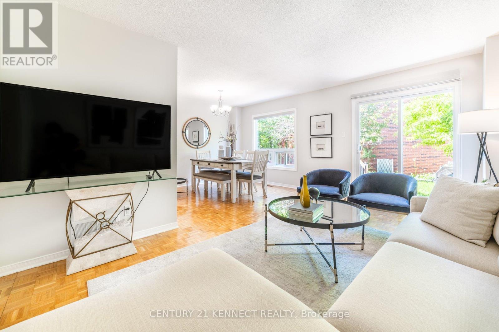 470 Brownridge Drive, Vaughan, ON - Indoor Photo Showing Living Room
