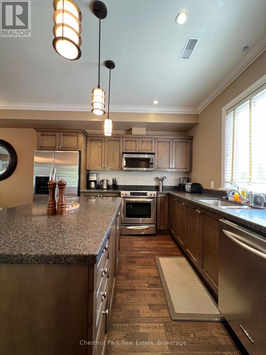 Unit 11 - 301 Emerald Hills Court, Seguin, ON - Indoor Photo Showing Kitchen With Double Sink With Upgraded Kitchen