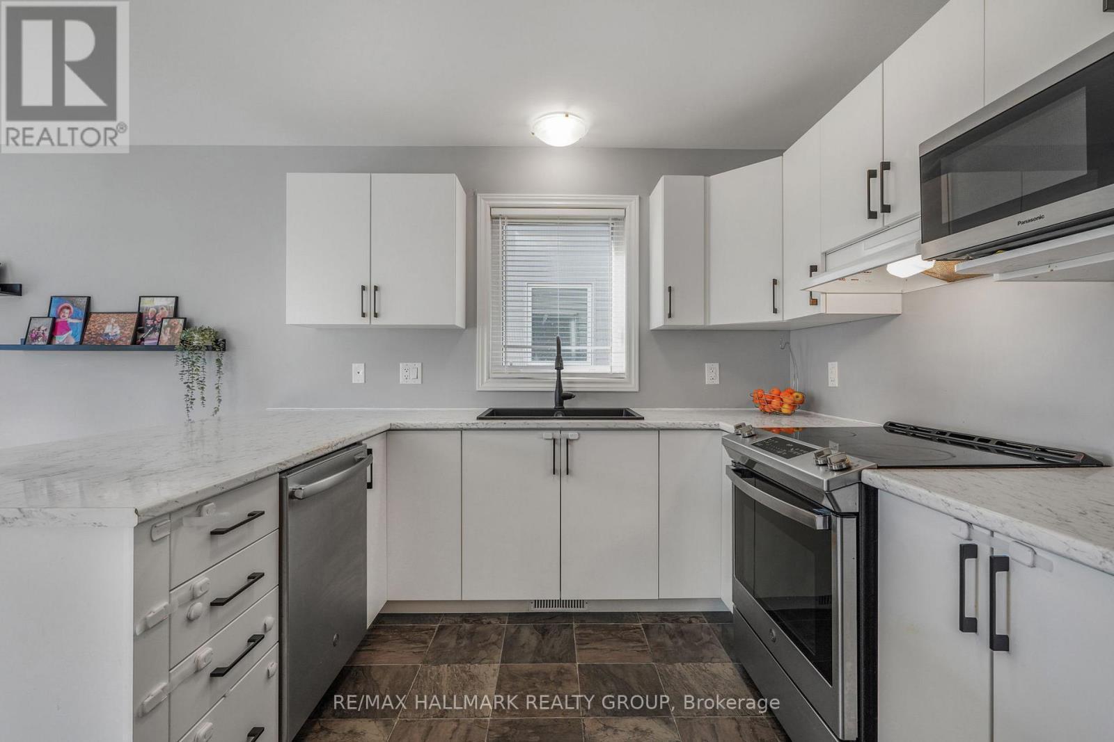 363 Trillium Circle, Alfred And Plantagenet, ON - Indoor Photo Showing Kitchen With Stainless Steel Kitchen