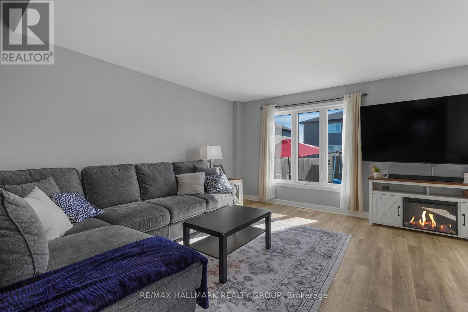 363 Trillium Circle, Alfred And Plantagenet, ON - Indoor Photo Showing Living Room
