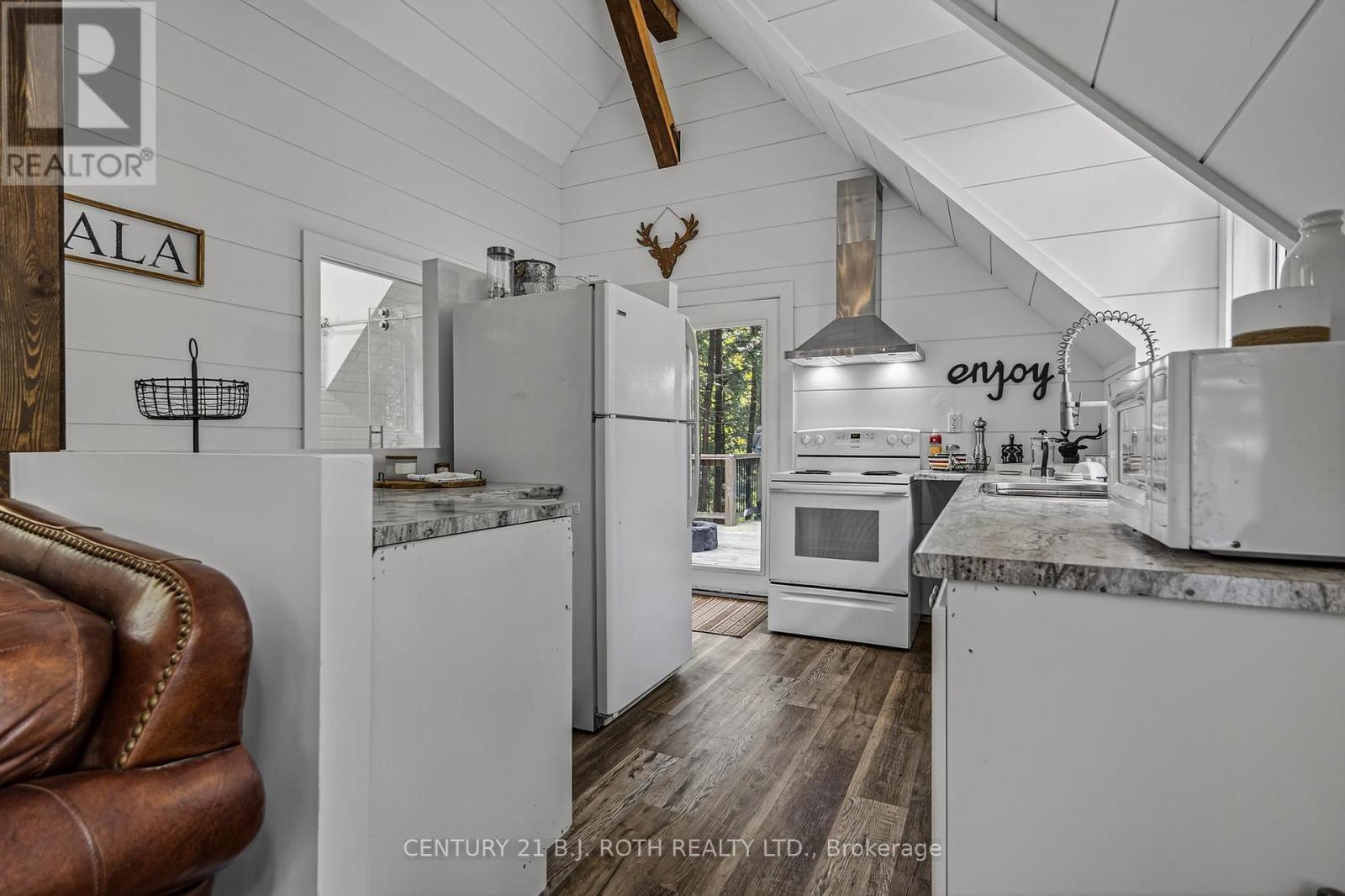 22 - 1213 Camp Jackson Road, Muskoka Lakes, ON - Indoor Photo Showing Kitchen